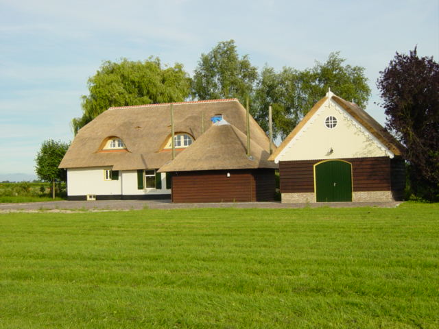 Woonboerderij met hooibergschuur, en atelierruimte.