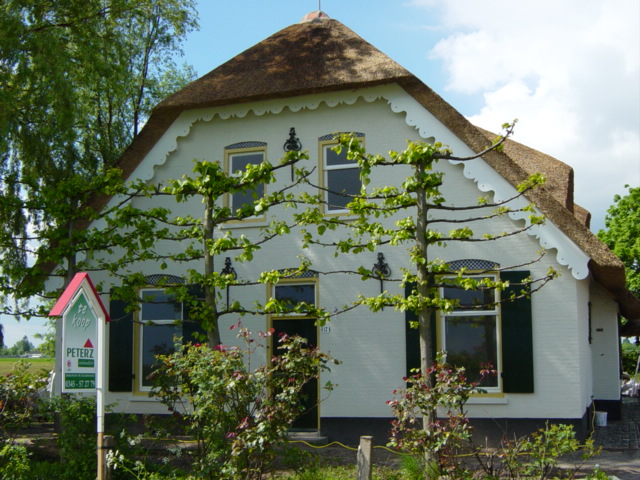 Vooraanzicht van woonboerderij